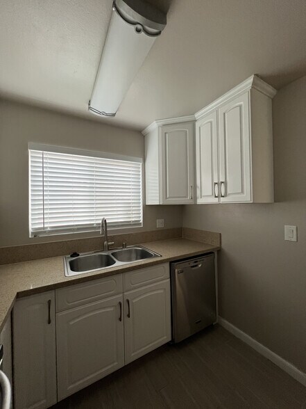 Building Photo - 719 N Eucalyptus Ave