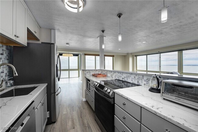 Building Photo - 12520 Edgewater Dr