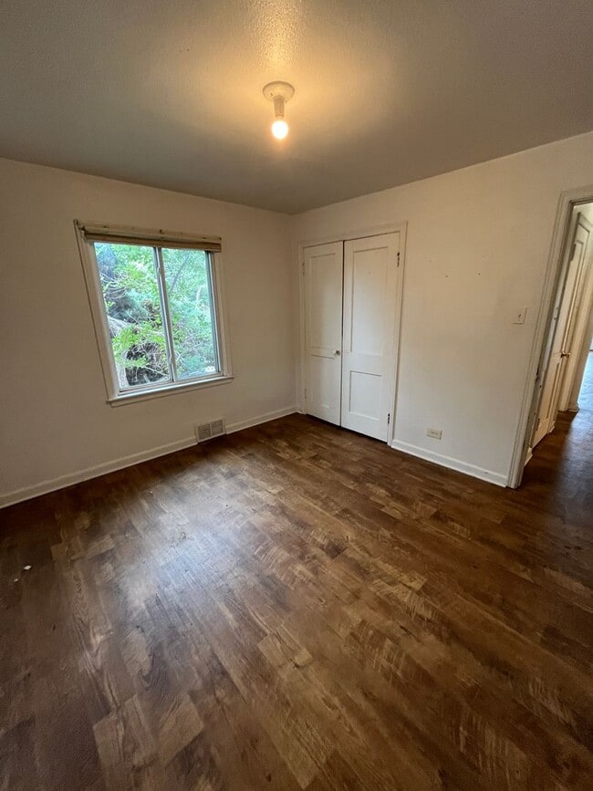 Building Photo - 3 Bedroom 1 Bathroom Ranch in East Denver!