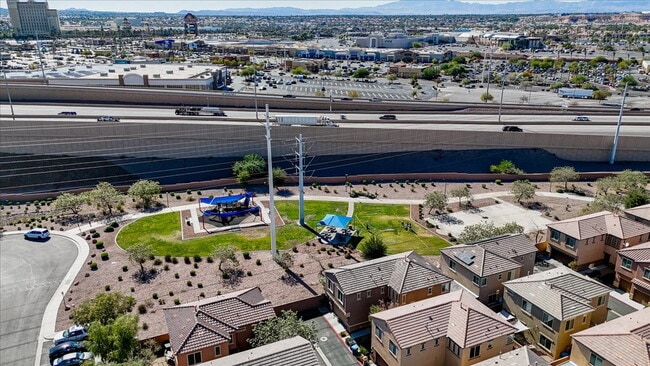 Building Photo - Gorgeous 4BR/2.5BA/2GA Two-Story Gem in Ga...