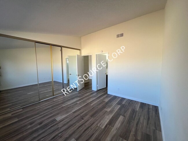 Building Photo - 3 Bedroom 2 Bath Home For Rent in Palmdale