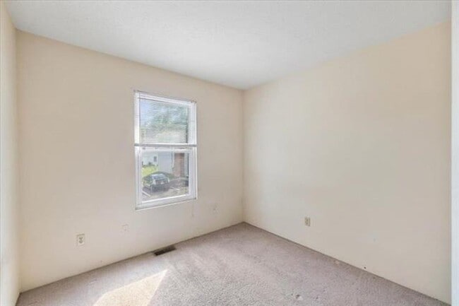 Building Photo - 4 Bed/2.5 Bath Townhome Near VT