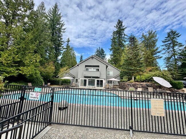 Building Photo - 15433 Country Club Dr