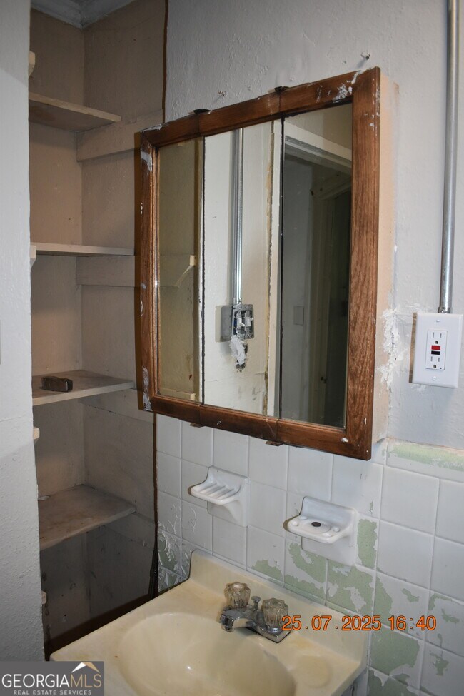 Building Photo - 1083 Nassau Pl