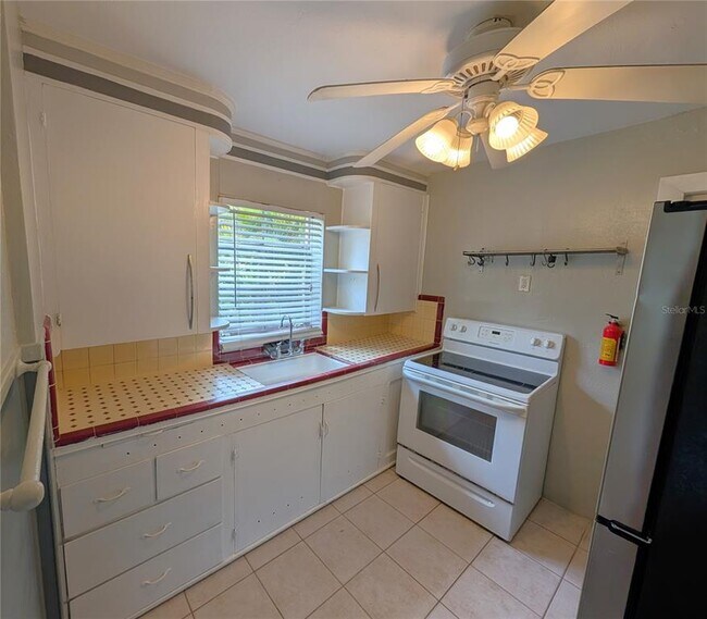 Building Photo - 520 11th Ave N