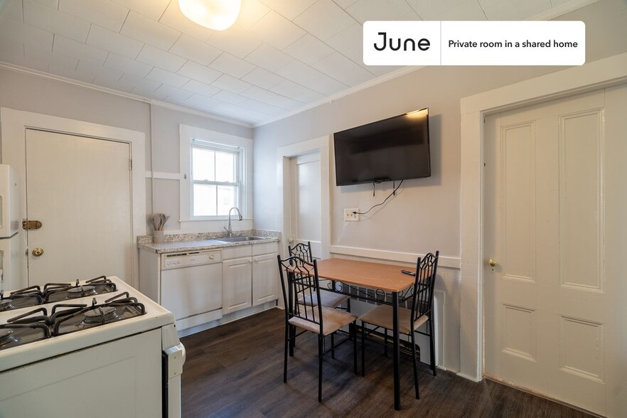 Building Photo - Private bedroom in 3 bed/1 bath Home