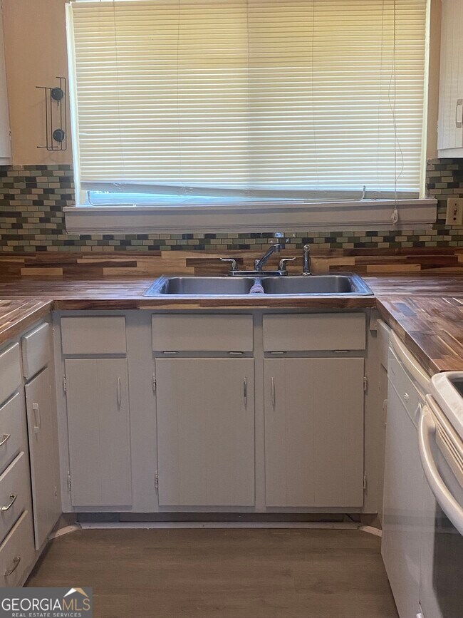 Building Photo - 8574 Creekwood Way