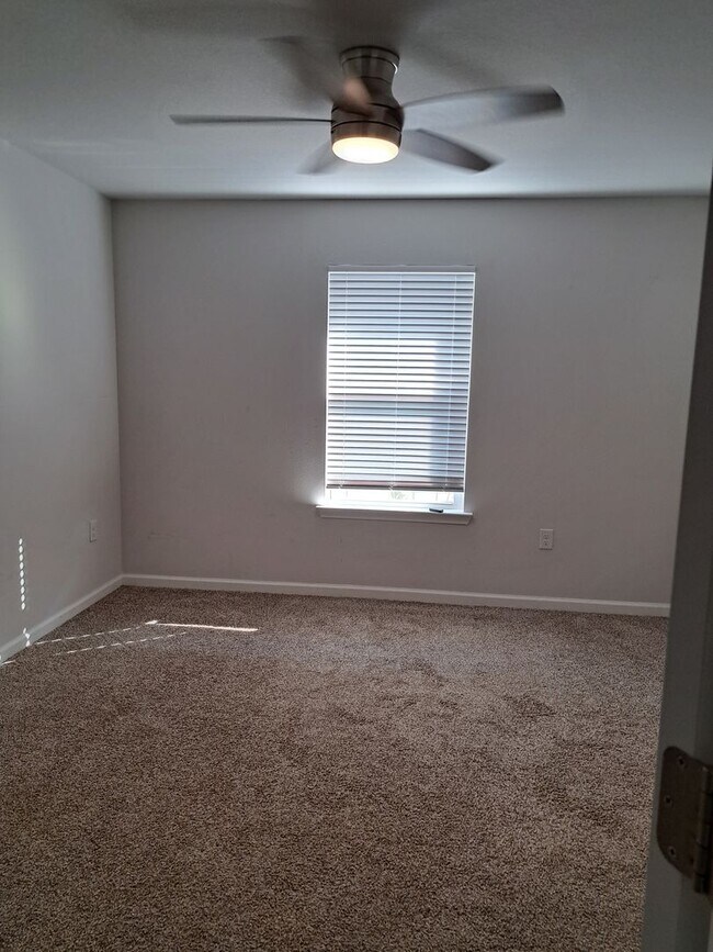 Building Photo - 4897 Shurer Ln