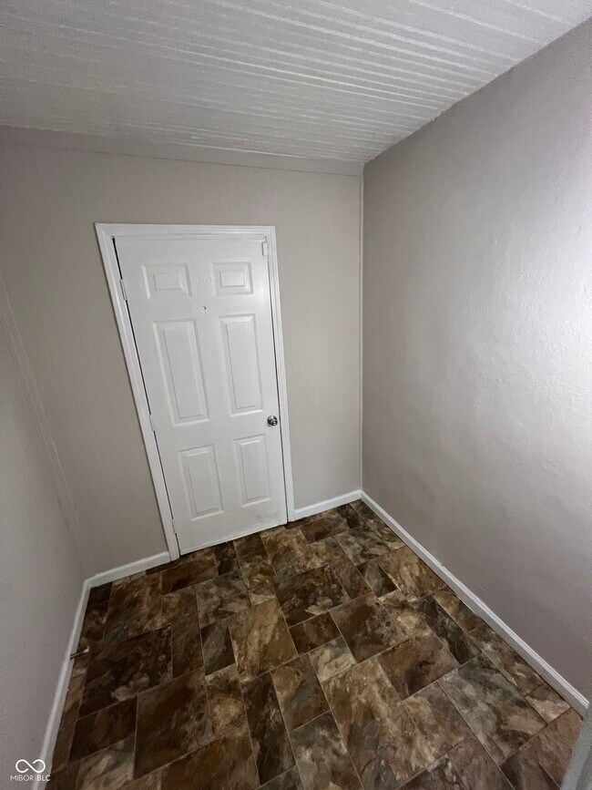 Building Photo - 3249 N Kenwood Ave