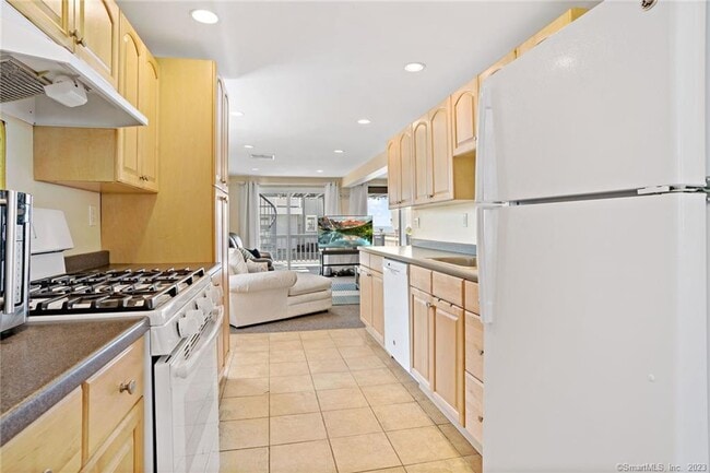 Building Photo - 210 Broadway