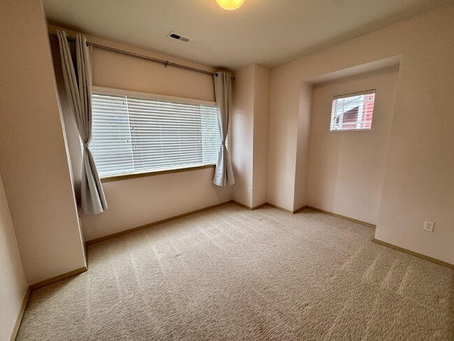 Building Photo - Move-In Ready Puyallup Townhome – Central Location, Easy Commute