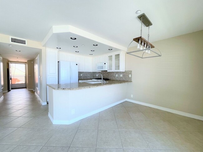 Building Photo - BEACH FRONT CONDO - Panoramic Ocean Views!