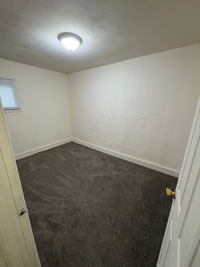 Building Photo - Spacious 4 Bedroom, 1 Bathroom Single Family Home