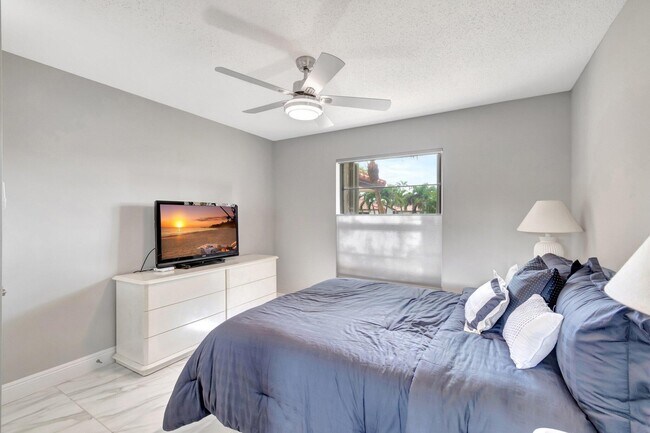Building Photo - 10927 Dolphin Palm Ct