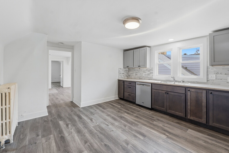 Building Photo - 418 S Spring St