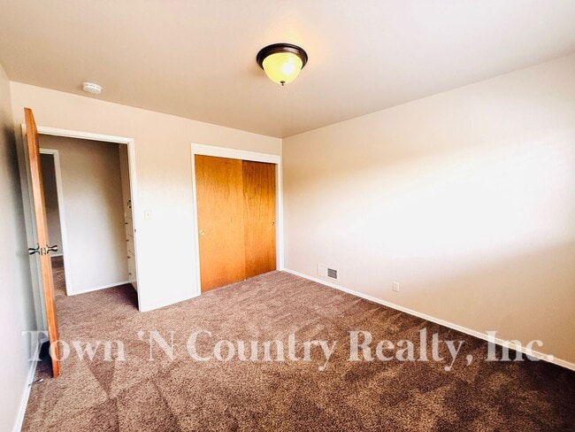 Building Photo - 3 Bedroom South Salinas Home!
