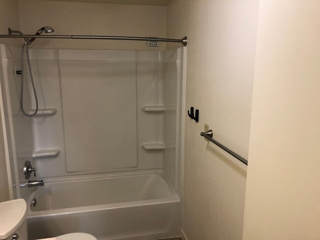 Building Photo - Beautifully updated 2 bed/1bath duplex in ...