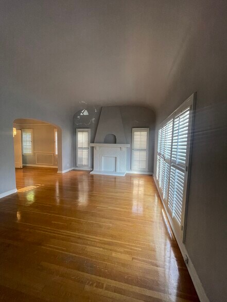 Building Photo - 6331 Lindenhurst Ave