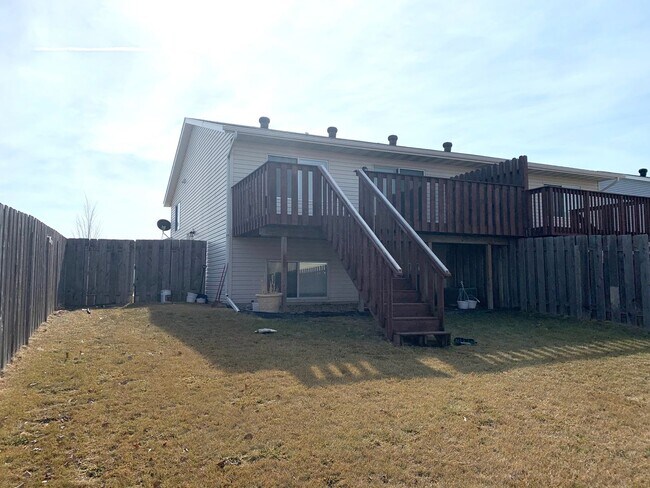 Building Photo - 3 bed Twinhome!!