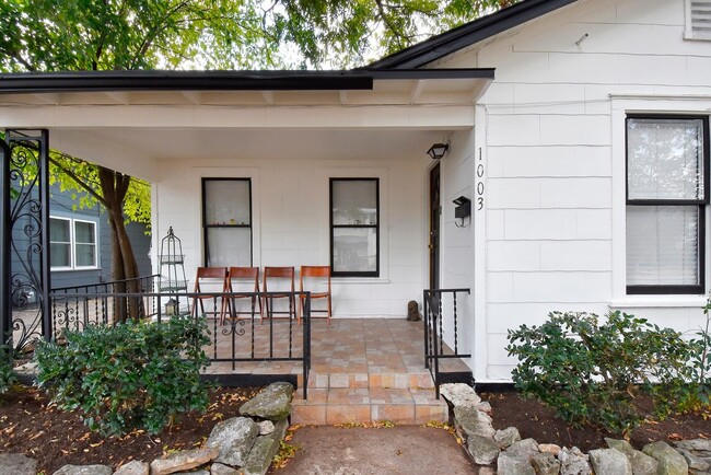 Building Photo - Hyde Park Hideaway! 3/2 with washer/dryer,...