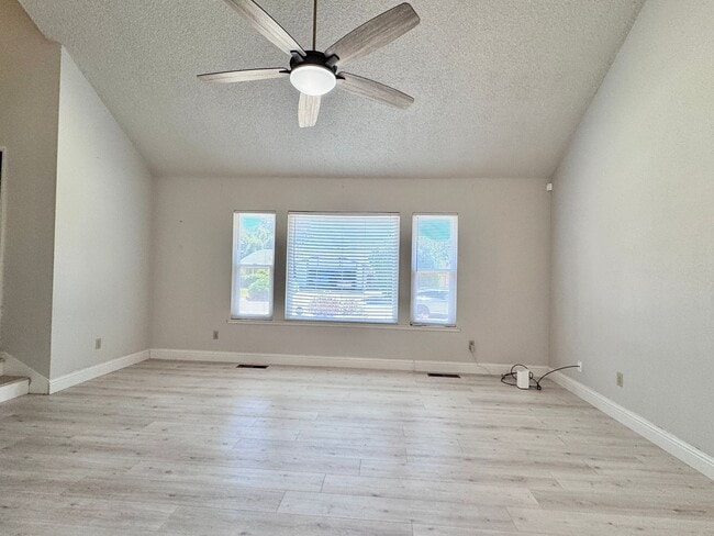 Building Photo - NOW AVAILABLE - 4 BED, 3 BATH, 2 CAR GARAG...