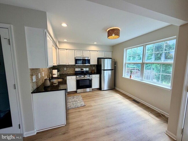 Building Photo - 1422 Oxford Cir
