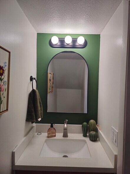 Building Photo - 2762 W 60th St