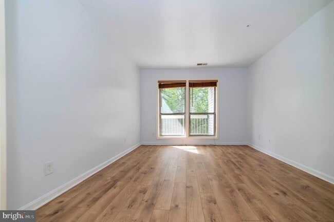 Building Photo - 3176 Summit Square Dr