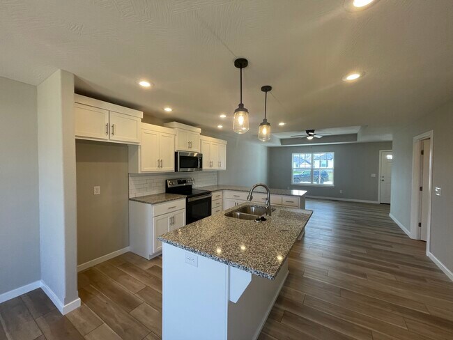 Building Photo - 692 N Jozlynn Ave