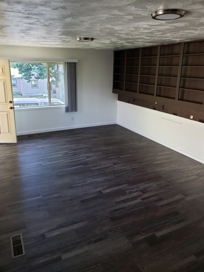 Building Photo - 1640 sf 3 bed 1 bath