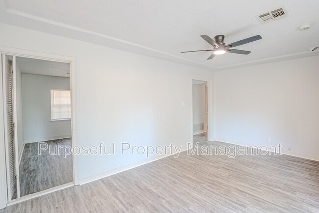Building Photo - 2412 Laneway Dr