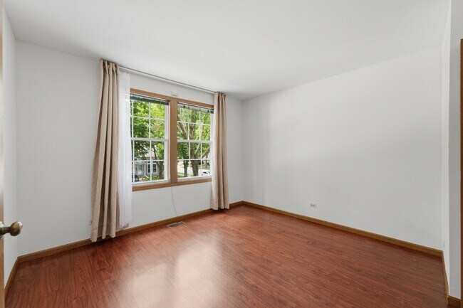 Building Photo - 1404 W Sapphire Dr