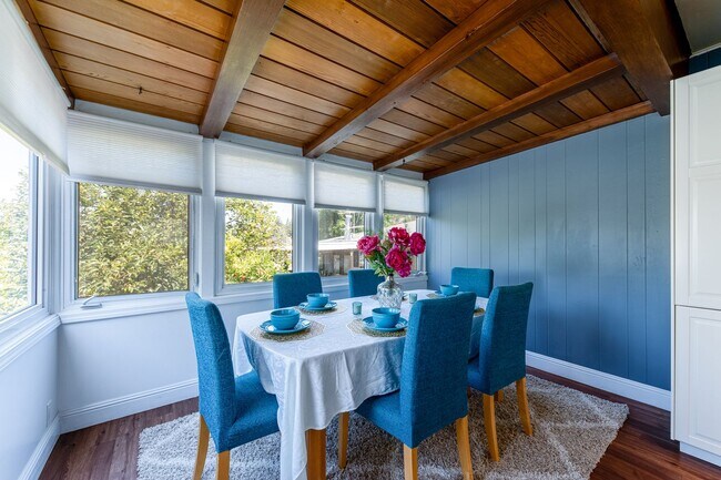 Building Photo - Coming Soon! Lovely Redwood Heights Home w...