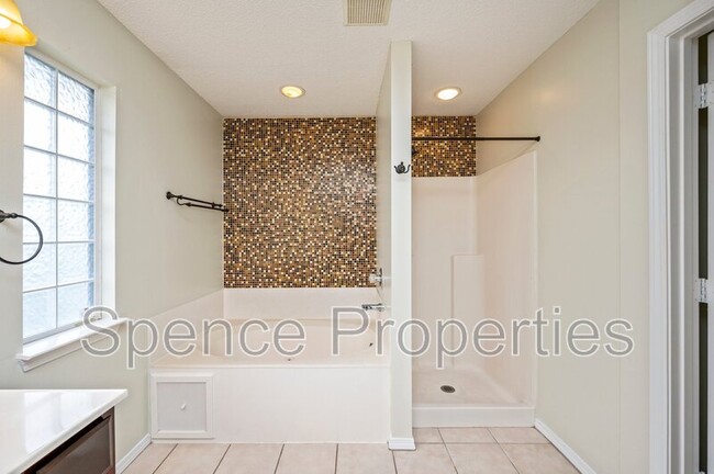 Building Photo - 809 Travis Ct