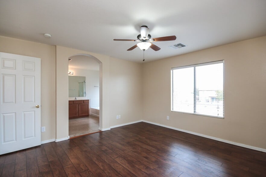 Building Photo - 1450 E Mia Ln