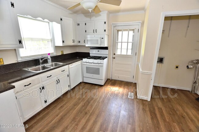 Building Photo - 1633 Country Club Rd