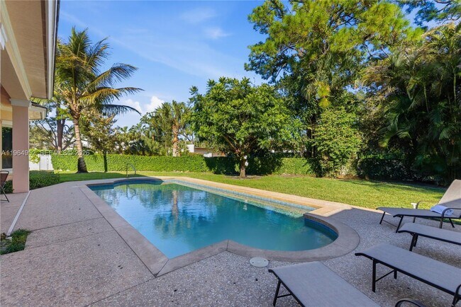 Building Photo - 12012 SE Laurel Ln