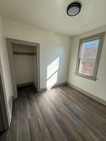 Building Photo - 1342 W 69th St