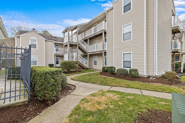 Building Photo - Beautiful condo in Great Neck Landing