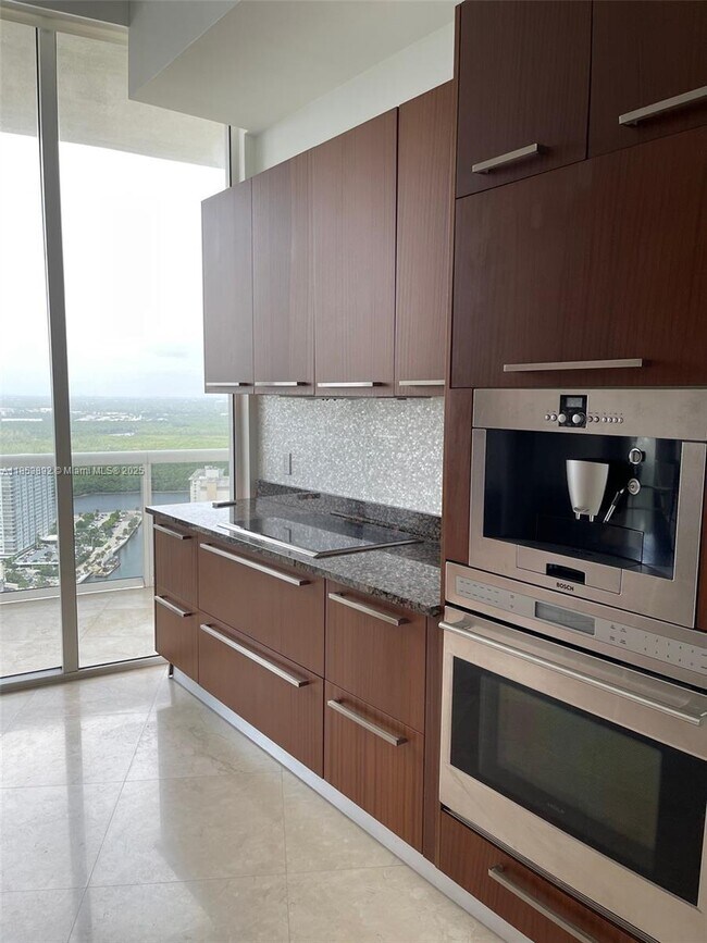 Building Photo - 15901 Collins Ave