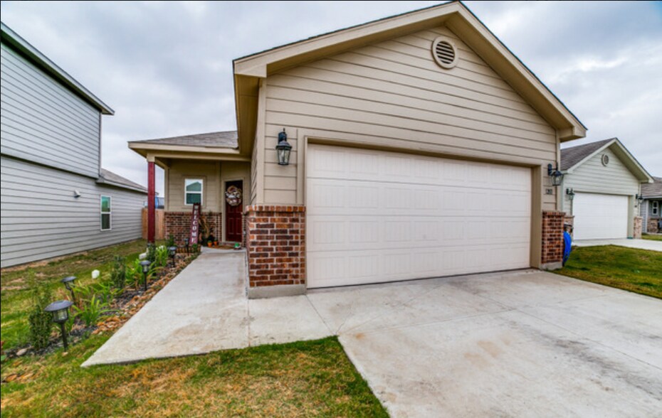 Building Photo - 12811 Lucas Ridge Dr