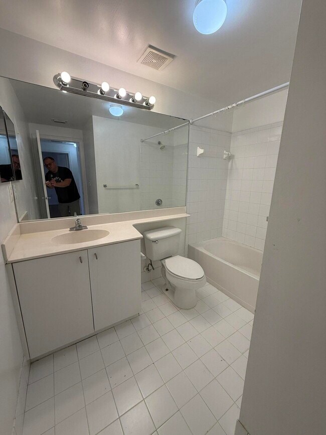 Building Photo - 5800 W Sample Rd