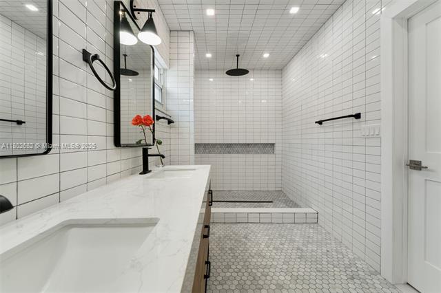 Building Photo - 3125 Paola Dr