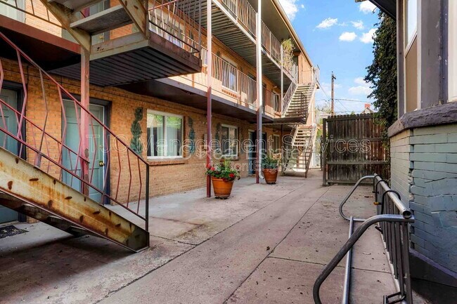 Building Photo - 1138 Corona St