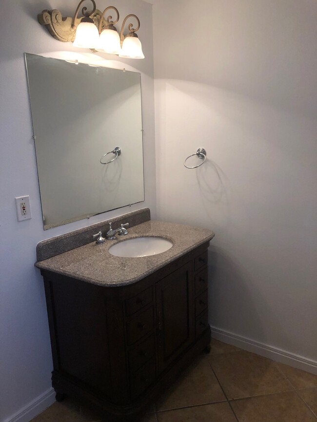 Building Photo - Hyde Park Hideaway! 3/2 with washer/dryer,...