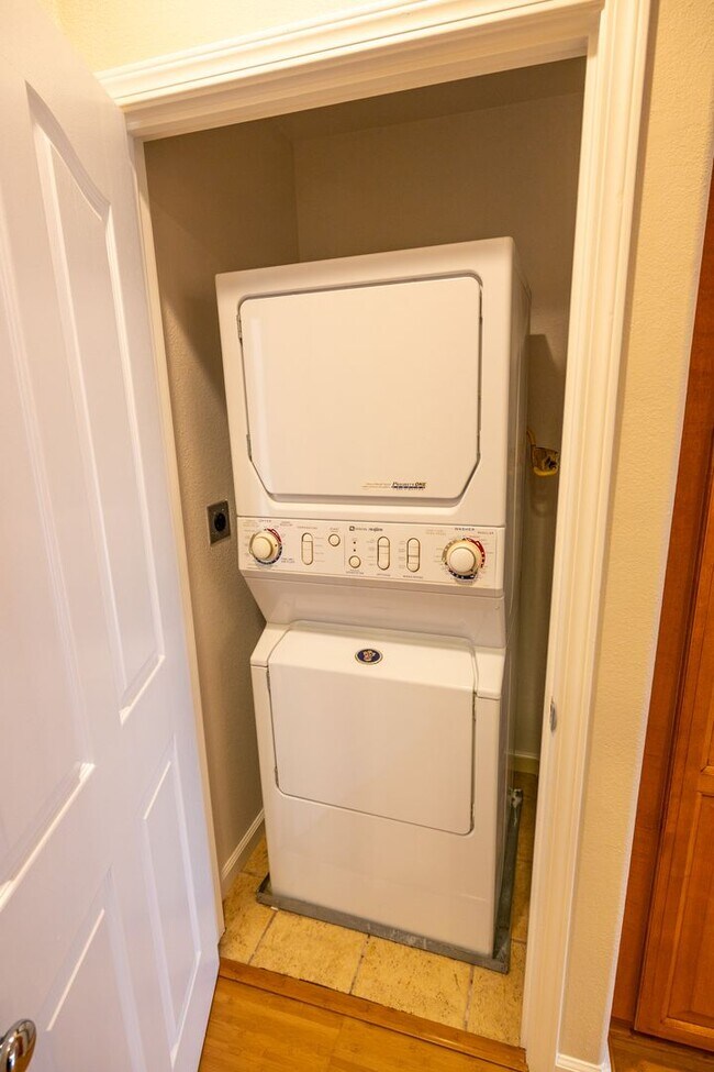 Building Photo - Beautiful 3 bedroom townhouse that is conv...