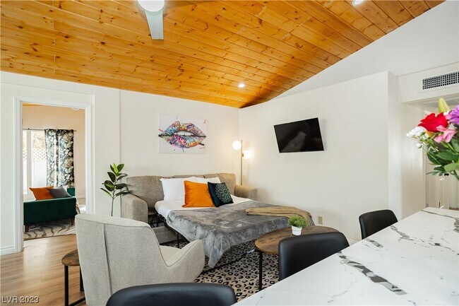 Building Photo - 2205 Santa Paula Dr