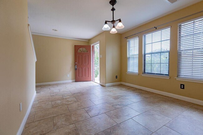 Building Photo - 211 Rim Rock Dr