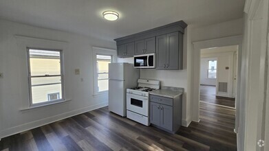 Building Photo - Updated 3 bedroom 2nd floor apartment