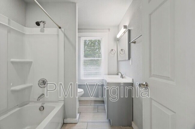 Building Photo - 1035 W 36th St